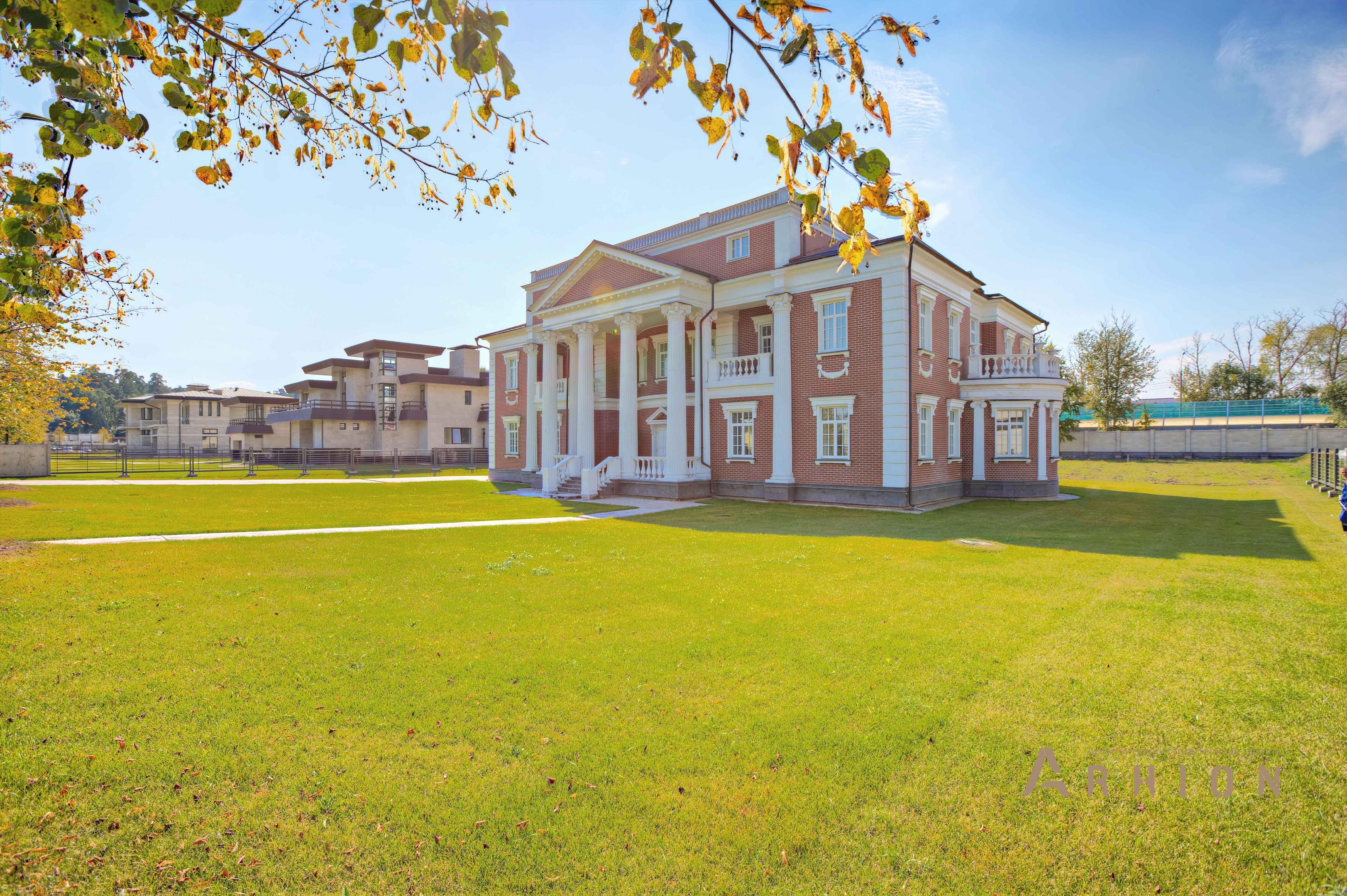 2. Проект двухэтажного дома в классическом стиле с четырехскатной, gk-03, площадью - 1200 кв c сауной, терассой, балконом, гаражом, бассейном, эркером, вторым светом